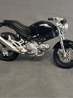 VTG Maisto Ducati Monster Dark 1:18 Diecast Motorcycle Model Special Edition